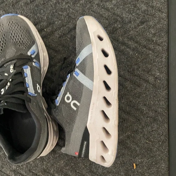 On Running Cloud eclipse size 7.5 women’s - Picture 4 of 8